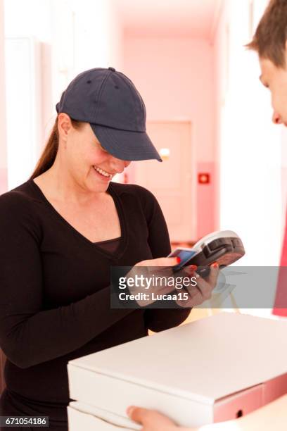 payment of the pizza by atm - nur frauen stock pictures, royalty-free photos & images