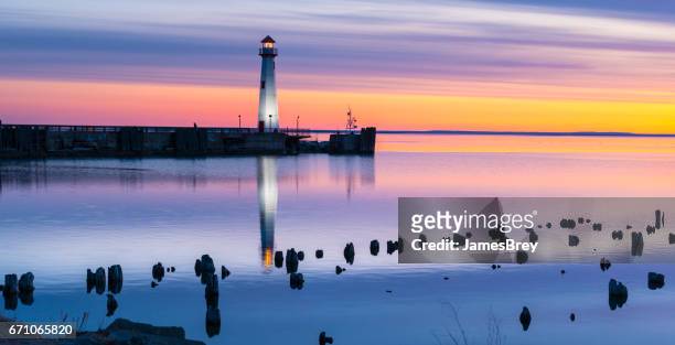 穏やかな海域で風光明媚な灯台、カラフルな夜明け前の設定。 - ヒューロン湖 ストックフォトと画像
