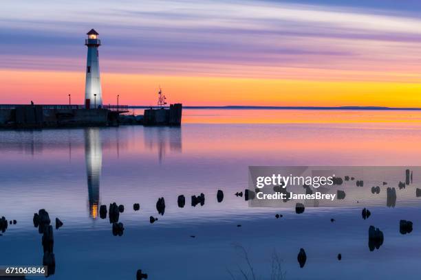 schilderachtige vuurtoren in kalme wateren, kleurrijke ochtendgloren licht. - upper peninsula stockfoto's en -beelden