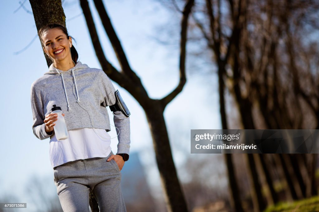 Jeune femme au repos dans la nature