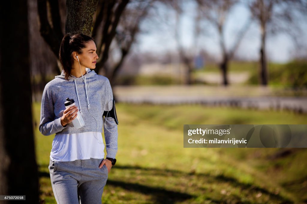 Fille de remise en forme jeune au repos dans le parc de la ville