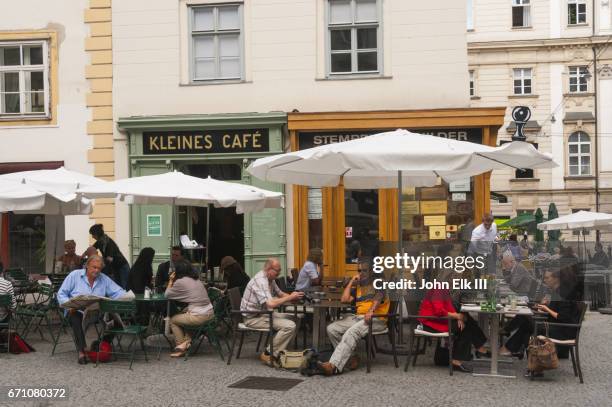 sidewalk restaurant in vienna - vienna cafe stock pictures, royalty-free photos & images