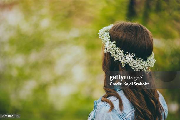 teenager-mädchen-frühling - blumenkrone stock-fotos und bilder