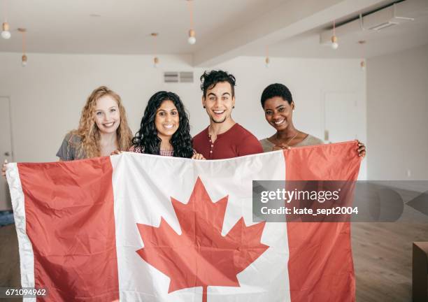 studenten houden van de canadese vlag - student visa stockfoto's en -beelden