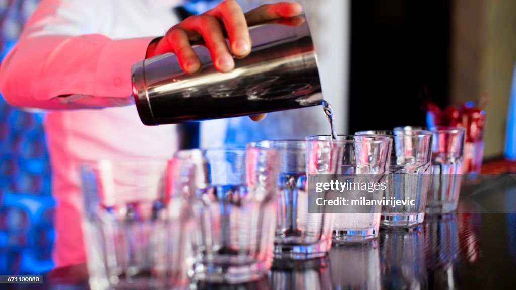 Barkeeper mixen Getränke in cocktail-bar