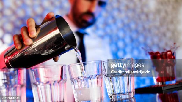 barman bereiden van cocktails in cocktailbar - barman tequila stockfoto's en -beelden