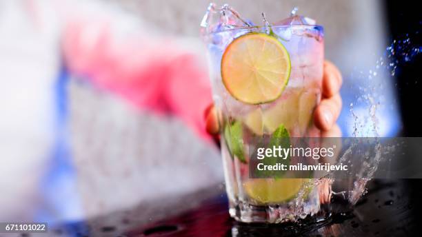 mojito cocktail - bartender mixing drinks stockfoto's en -beelden