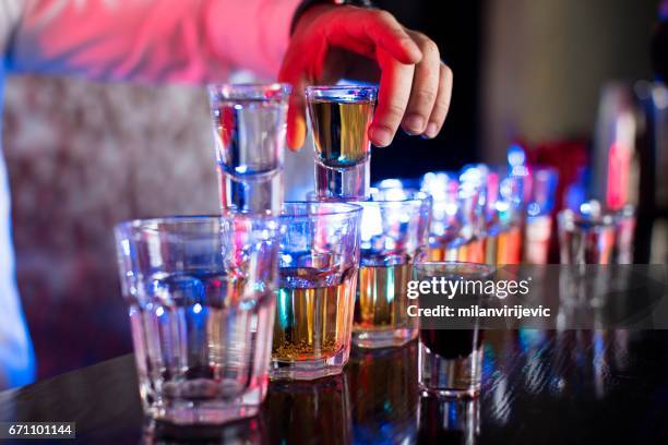 barkeeper mischt getränke - blue martini glasses stock-fotos und bilder