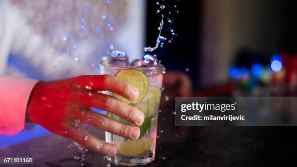 barman holding mojito - barman tequila photos et images de collection