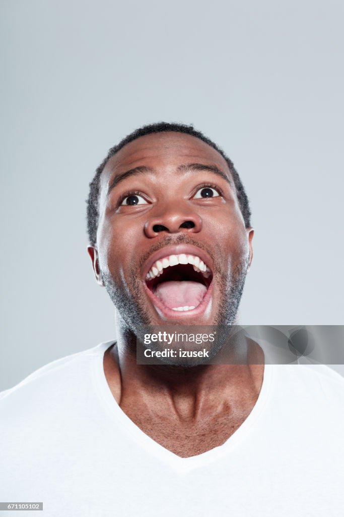 Animado afro americano homem olhando para longe e rindo
