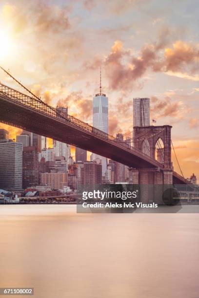 shining over you - brooklyn bridge photos et images de collection
