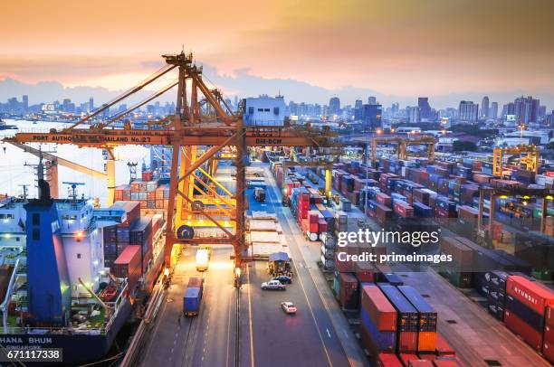 container cargo nave merci con ponte gru funzionante in cantiere - cantiere navale foto e immagini stock