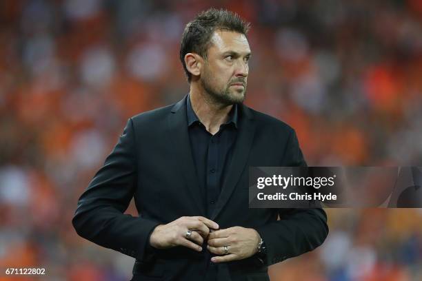 Wanderers coach Tony Popovic looks on during the A-League Elimination Final match between the Brisbane Roar and the Western Sydney Wanderers at...