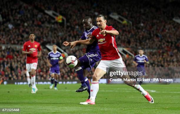 Anderlecht's Dennis Appiah and Manchester United's Zlatan Ibrahimovic battle for the ball