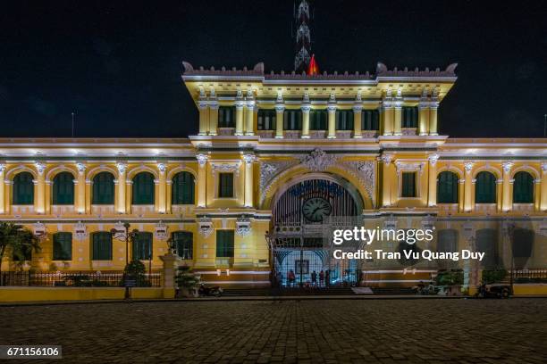 saigon central post office is a post office in the downtown ho chi minh city, near saigon notre-dame basilica, the city's cathedral. the building was constructed when vietnam was part of french indochina in the late 19th century - ancient roman flag stock-fotos und bilder