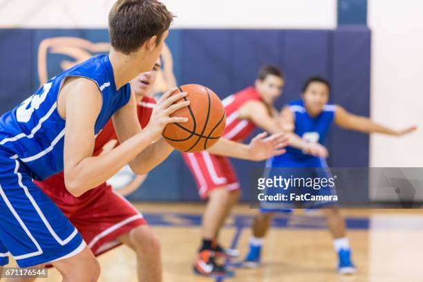 jungen high school basketball-team: - basketball sport stock-fotos und bilder