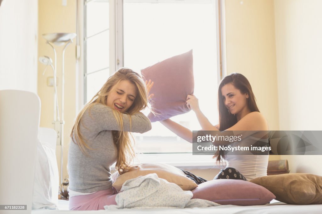 Rommates, matin Pillow Fight