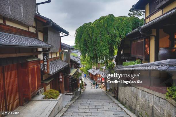 traditional japanese street towards kiyomizu-dera temple, kyoto, japan - kiyomizu dera temple foto e immagini stock