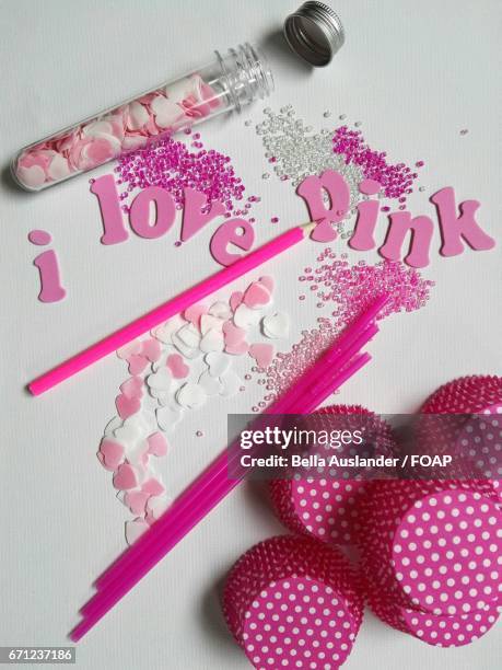 love text made with pink paper - rietje los stockfoto's en -beelden