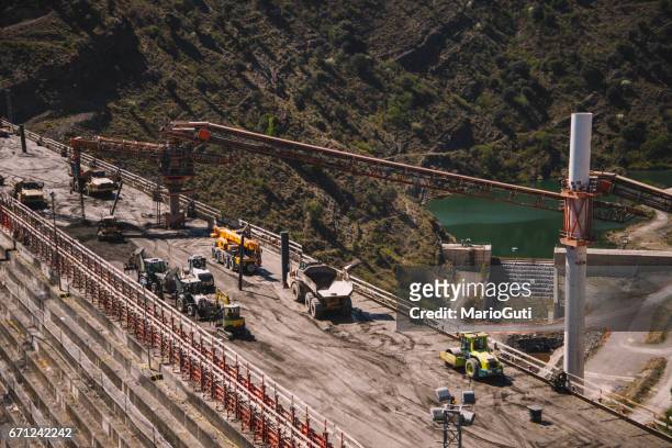 dam under construction - grúa stock pictures, royalty-free photos & images