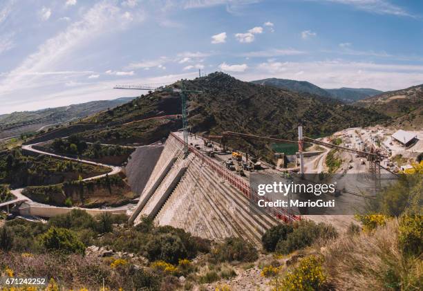 dam in aanbouw - cemento stockfoto's en -beelden