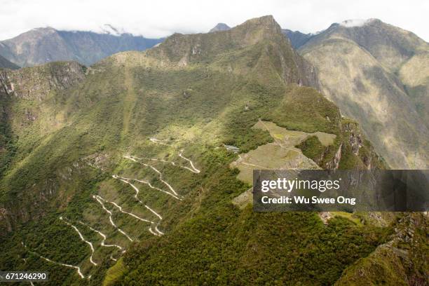 view of machu picchu from huayna picchu - berg huayna picchu stock-fotos und bilder