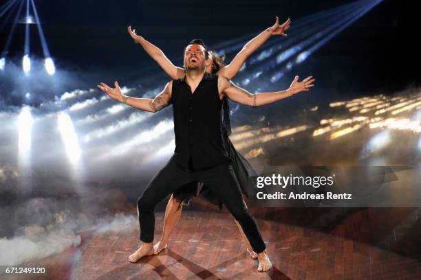 Giovanni Zarrella and Marta Arndt perform on stage during the 5th show of the tenth season of the television competition 'Let's Dance' on April 21,...