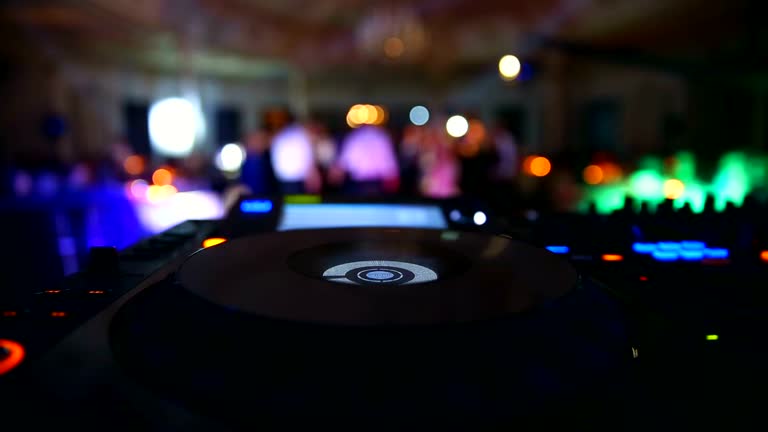 https://media.gettyimages.com/id/671253838/video/dancing-people-on-wedding.jpg?b=1&s=640x640&k=20&c=H61SfPOYIQ2G9FW5TBSyumwmBGNehil5F3VKlThQJug=