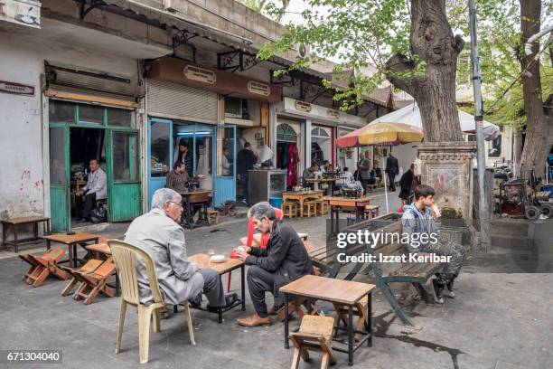 street scene at sanliurfa, southeastern turkey - şanlıurfa stockfoto's en -beelden