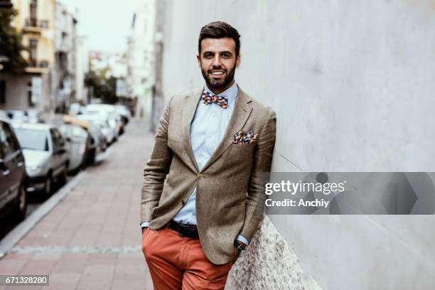 porträt des jungen hübschen modebloggerin lehnte sich an die wand. - bow tie stock-fotos und bilder