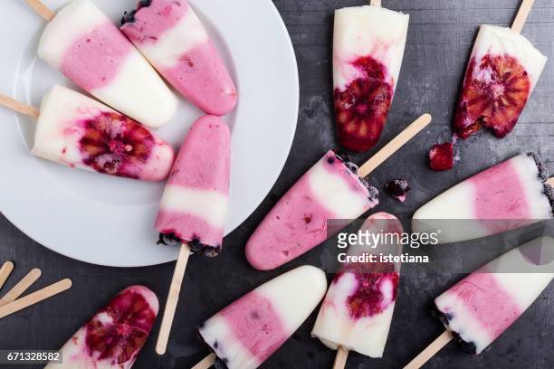 food background.  homemade berry yogurt ice pops with frozen black currant - selbstgemacht stock-fotos und bilder