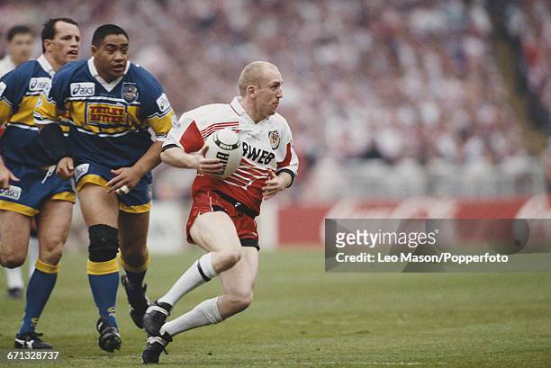 English rugby league player and captain of Wigan, Shaun Edwards advances with the ball during the final of the 1995 Silk Cut Challenge Cup rugby...