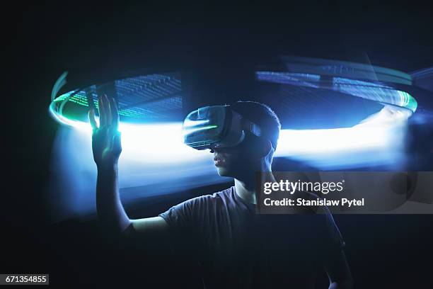 man in virtual reality - innovatie stockfoto's en -beelden