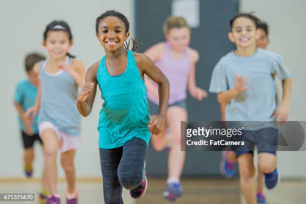 joggen - active child stockfoto's en -beelden