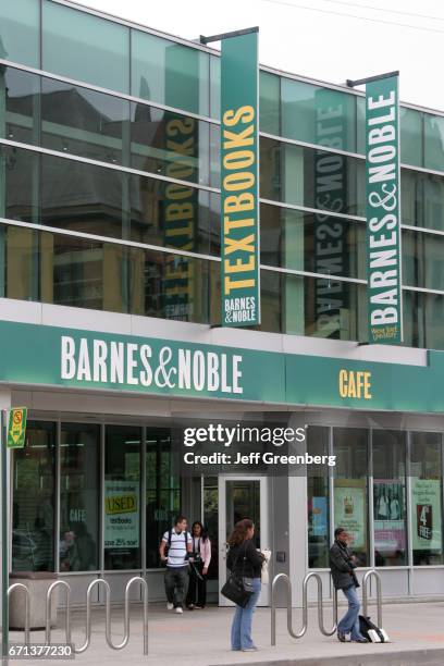 The entrance to Barnes and Noble at Wayne State University.