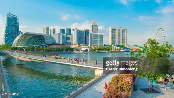 tourists are enjoying the view of marina bay - singapore river stock-fotos und bilder
