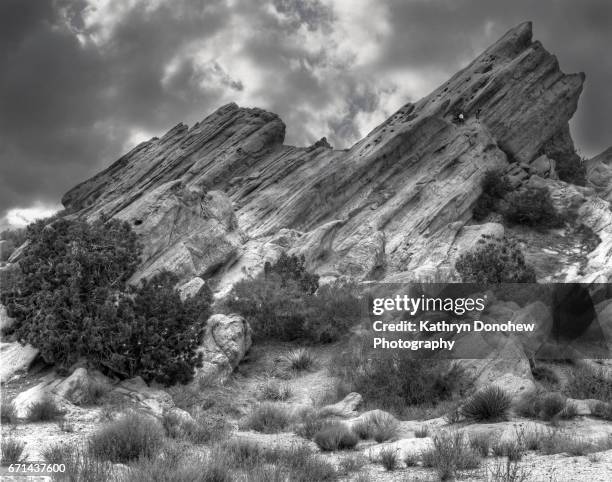 vasquez rock_ climbing slanted rock natural area park - großbildkamera stock-fotos und bilder