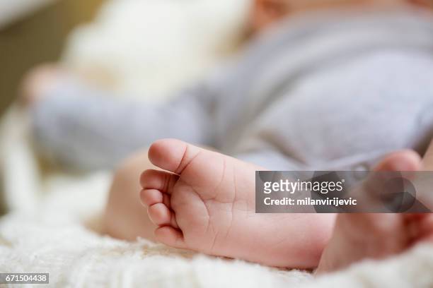 baby been vingers - baby close up bed stockfoto's en -beelden