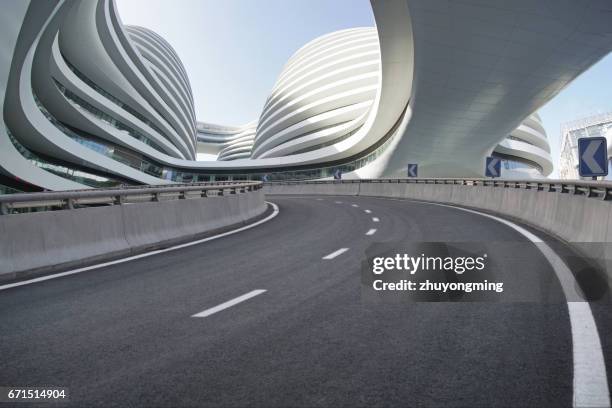 pavement and architecture - virage photos et images de collection