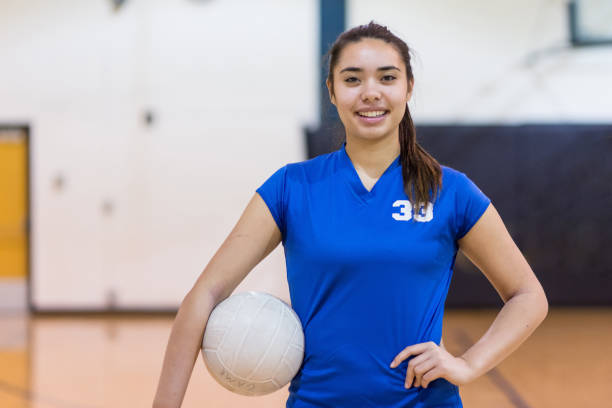 girls high school volleyball team - girls volleyball stock pictures, royalty-free photos & images