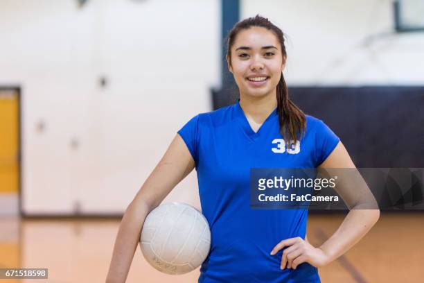 girls high school volleyball team - secondary school sport stock pictures, royalty-free photos & images