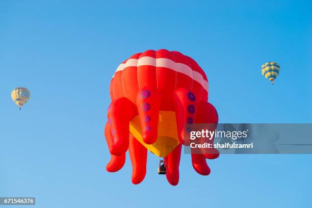 myballoon fiesta in putrajaya features colourful hot air balloon floats with over 15 balloonists from all over the world. - zone d'exclusion aérienne photos et images de collection