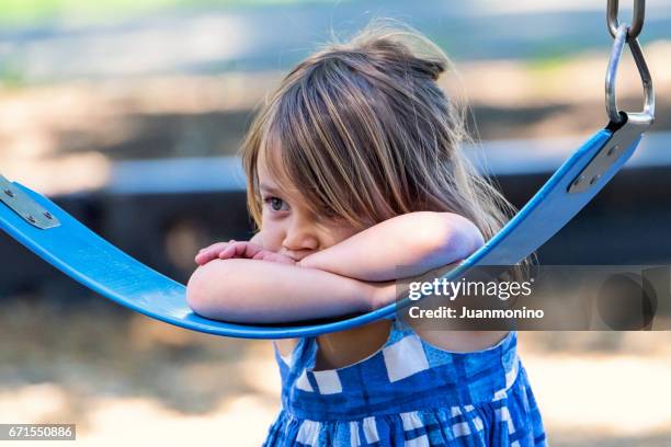 droevig klein meisje - shy stockfoto's en -beelden