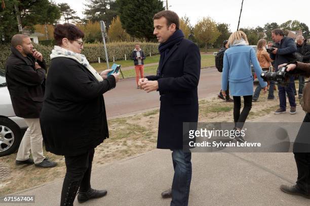 Candidate for the 2017 presidential election, Emmanuel Macron and head of the political movement En Marche! discusses with his supporters on April...