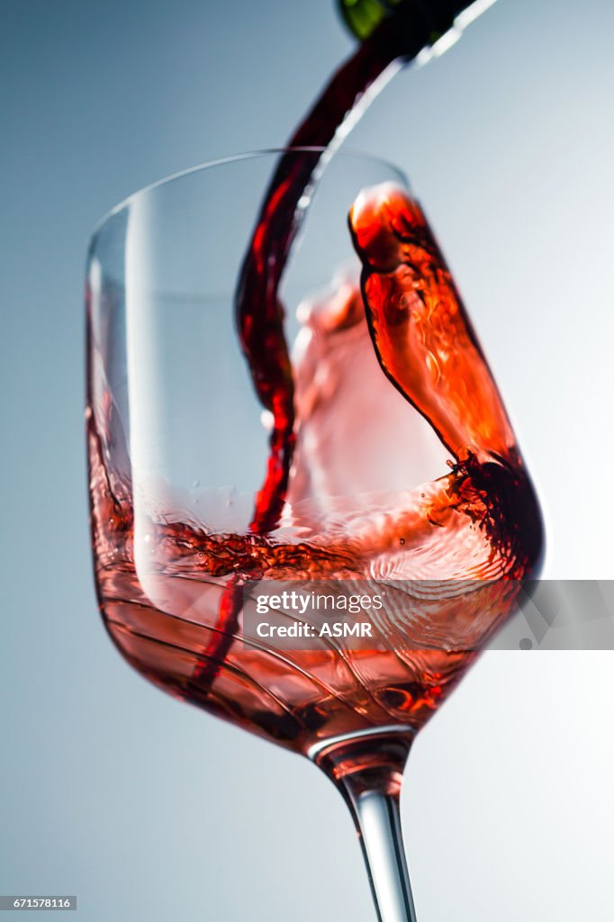 Verre à vin rouge dans un verre