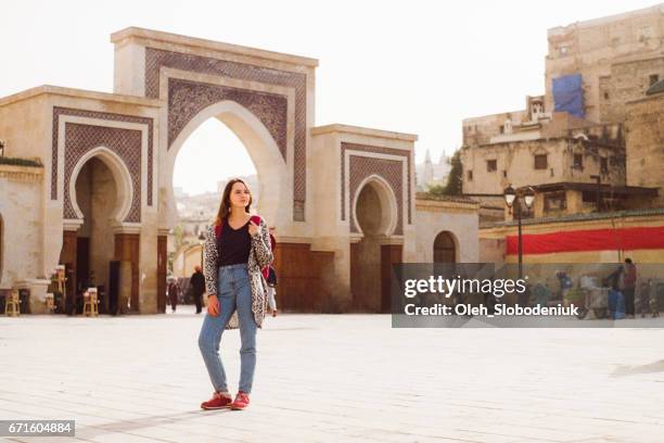 mujer de pie cerca de bab boujeloud en fez - fez marruecos fotografías e imágenes de stock