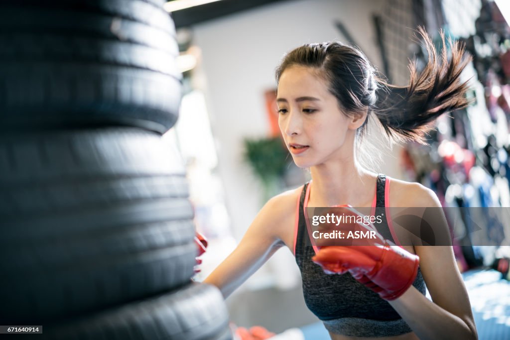 美しいフィットネス女性ボクシング、赤の手袋