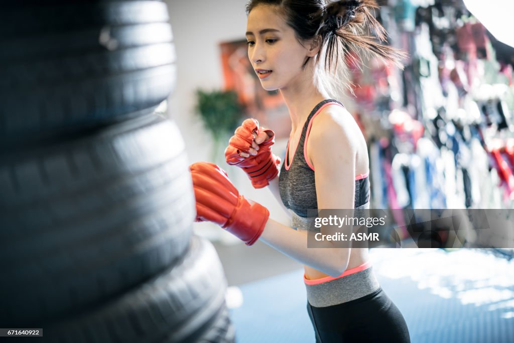 美しいフィットネス女性ボクシング、赤の手袋