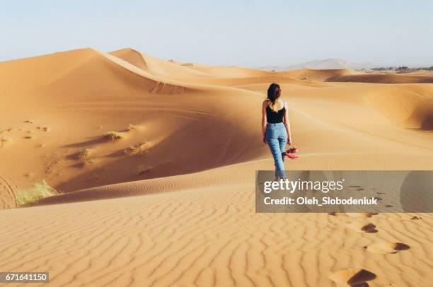 mujer de pie descalzo sobre la duna en el desierto - norte de áfrica fotografías e imágenes de stock