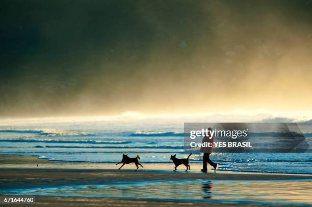 man and the sea - o amanhecer stock pictures, royalty-free photos & images